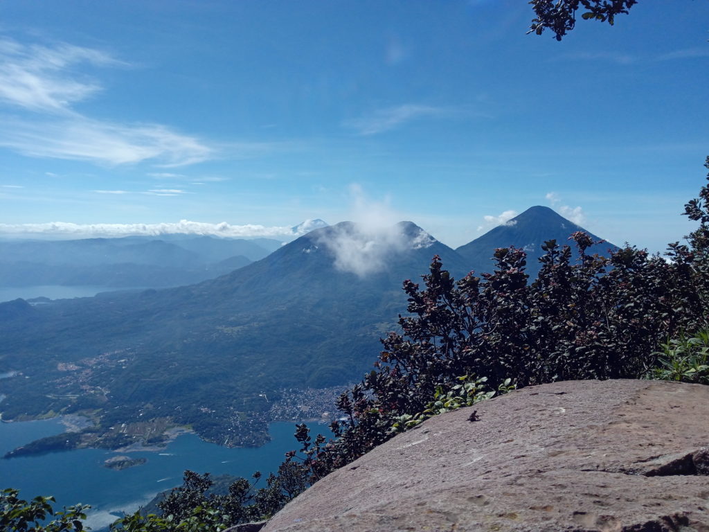 lac-Atitlan-vu-depuis-le-sommet-d'un-volcan
