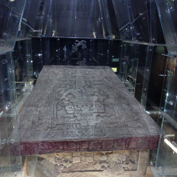 Tombe de Tikal, musée de Palenque reproduction-tombe-roi-Tikal-musée-Palenque