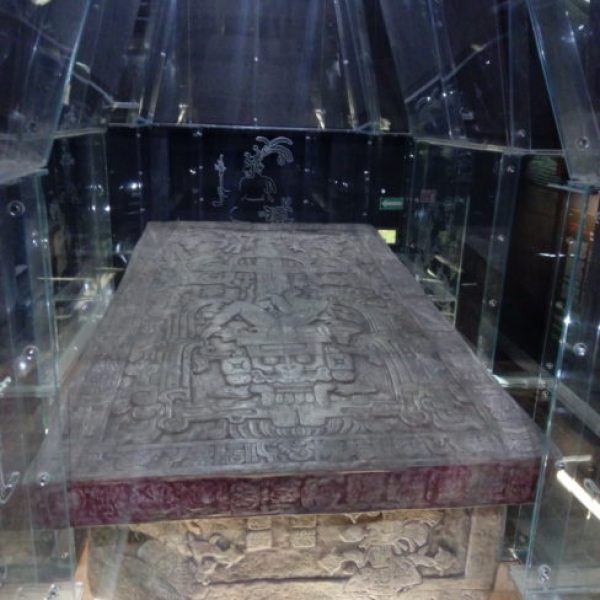 Tombe de Tikal, musée de Palenque reproduction-tombe-roi-Tikal-musée-Palenque