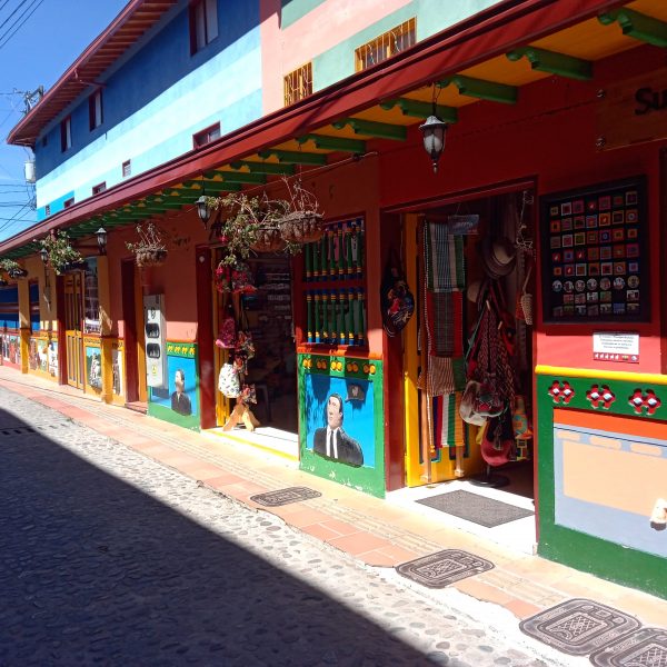 Guatape guatape-colombie-rue-colorée